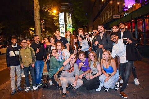Recorrido guiado por pubs por el centro de la ciudad de París con chupitos y entrada a discotecas