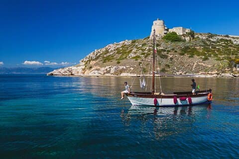 Cagliari : Excursion à Gozzo avec 3 arrêts baignade, plongée en apnée et dégustation de spécialités locales