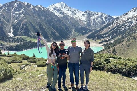 Big Almaty Lake : Wählen Sie Ihr Abenteuer zu Fuß oder mit dem Auto