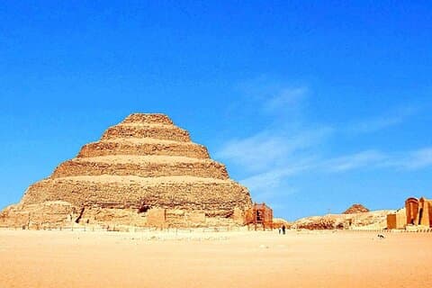 Från Alexandrias hamn Dagstur till pyramiderna och Sakkara