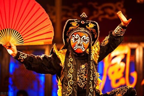 Sichuan Opera con volto-cambiamento al teatro dell'opera di Sichuan