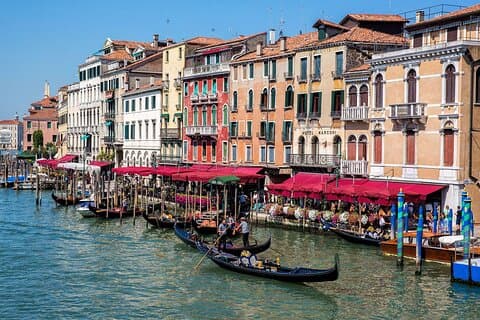 Experiência de caminhada guiada e gôndola em Veneza