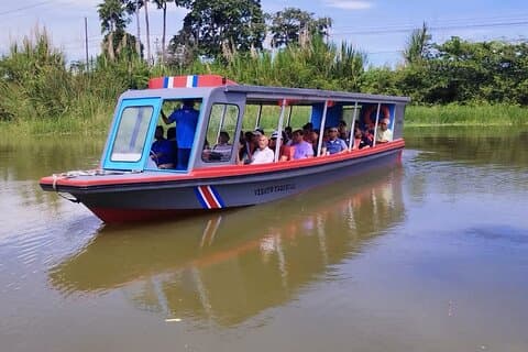 Transport der Zitrone mit dem Boot nach Tortuguero