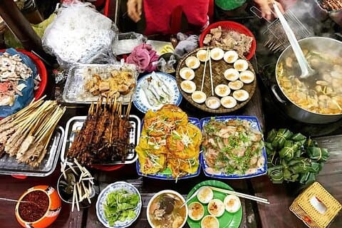 Exploración guiada de comida callejera Taste of Hue con un experto local