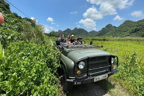Jeep eventyr gennem landskabet i Hue Vietnam