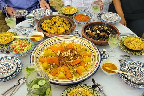 Cocina comida marroquí y pruébate ropa tradicional como un local