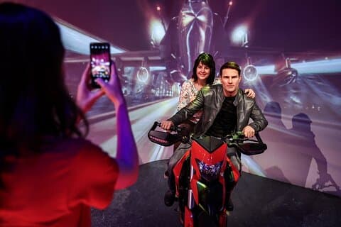 Madame Tussauds con almuerzo, Duro de matar, Espía, Gira cinematográfica de Red Sparrow
