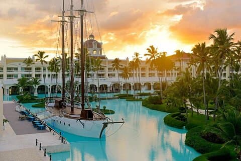 サントドミンゴ空港とイベロスターババロのプライベート送迎