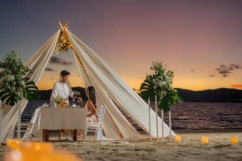 Experiencia de cena romántica privada en la playa Panwa Cape