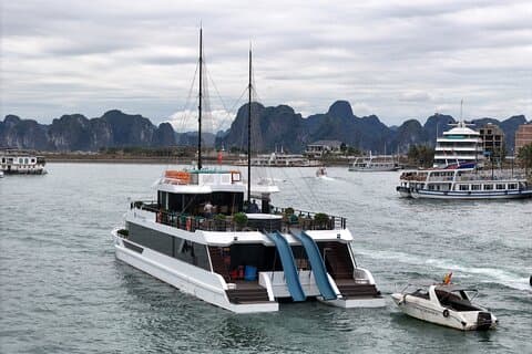 DE HALONG CATAMARAN - Premium dagcruise op de baai met waterglijbaan
