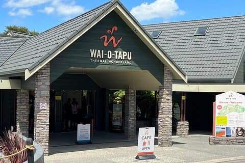 Wai-O-Tapu and Te Puia Day Trip Transport from Auckland
