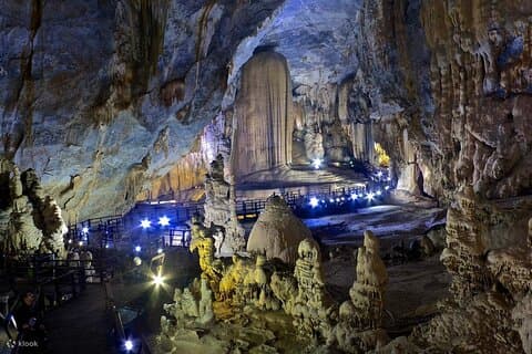 Découvrez la visite guidée privée des grottes du paradis de Phong Nha au départ de Hue