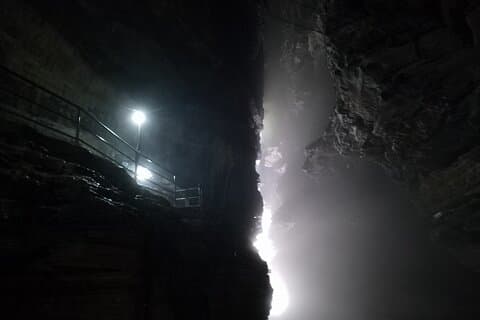 ポカラの終日ローカルバス観光ツアー