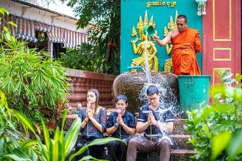 Traditionele Khmer-waterzegening door bezoek aan monnik en lotusboerderij