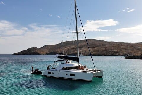 Croisière privée d'une journée en catamaran à Mykonos avec repas et jouets aquatiques