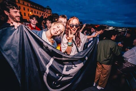 Dronken Monkey Prague Boat Party Pub Crawl : Open Bar & Club Entry