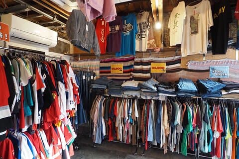 Shopping vintage a Tokyo ed esperienza gastronomica locale a Shimokitazawa