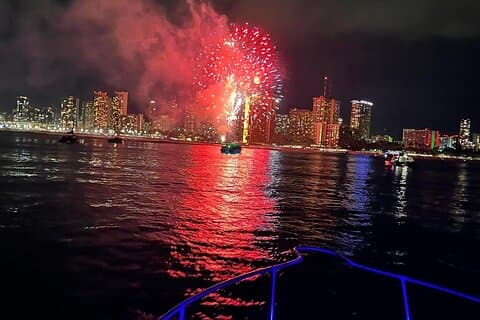 Aufregende Sonnenuntergangs- und Feuerwerkskreuzfahrt in Waikiki: Freitagabend
