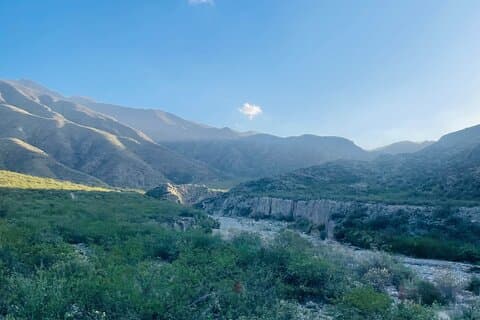 Trekking e churrasco no sopé da serra em um rancho familiar