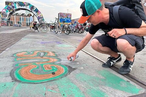 Urban Adventures Amsterdam Fahrradtour, Graffiti und Magnetfischen