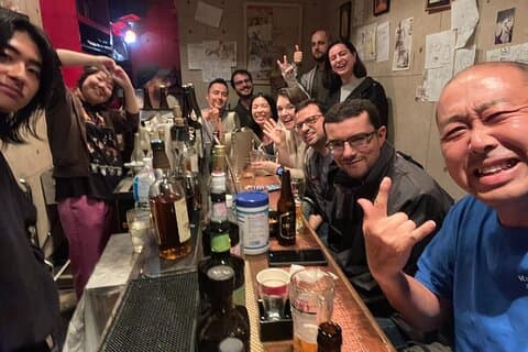 Visite d'exploration des zones locales de Shinjuku Kabukichou dans un bar ou un bain chaud