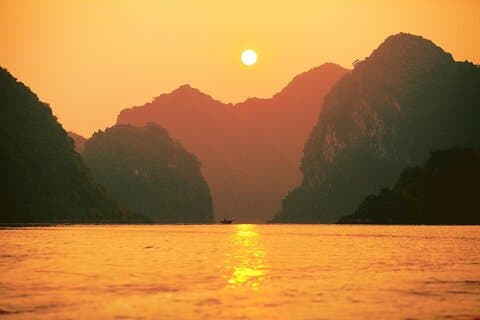 Luxe Sunset Tour bezoek Lan Ha Bay: kajak, glijbanen, jacuzzi