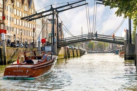 Privat guidet vandre- og bådtur gennem historiske Dordrecht