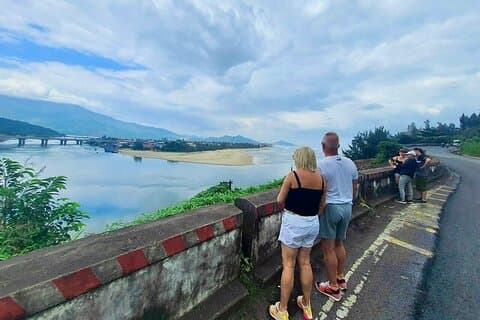 Excursion d'une journée en bus de Hué à Hoi An avec Guide Anglais et visites