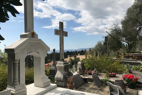guided tour of the Russian Cemetery in a small group