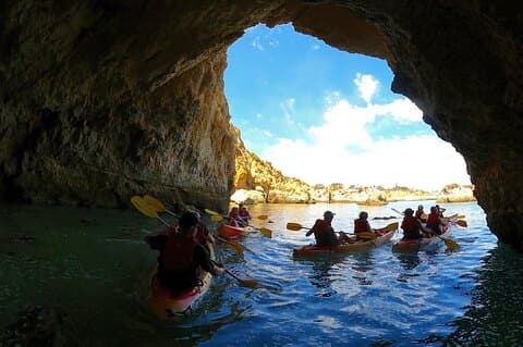 Explora las cuevas y playas de Alvor: Tour en barco y kayak.