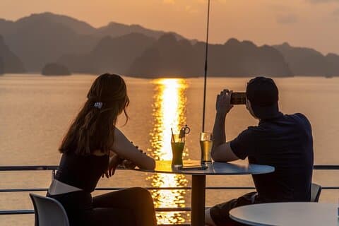 Luxe Sunset Tour bezoek Lan Ha Bay : Kajak, glijbanen, jacuzzi