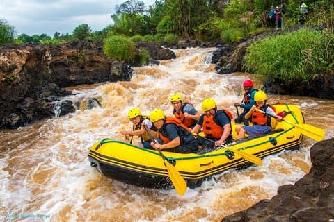Rafting en rápidos y tirolesa en el río Sagana