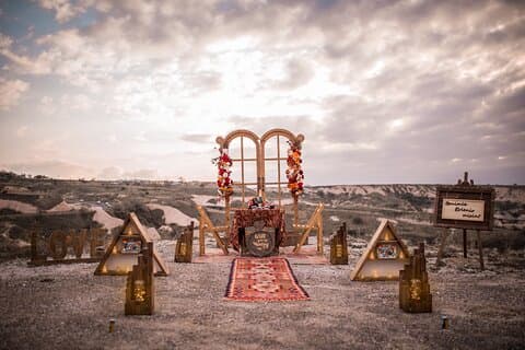 Cappadocia ekteskapsforslag ved solnedgang i dalen