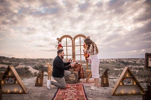 Kappadokien Heiratsantrag zum Sonnenaufgang mit Blick auf den Ballon