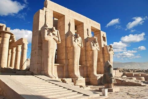 La visite de 2 jours à Louxor au départ d'Assouan comprend les tombeaux du temple Habu et plus encore