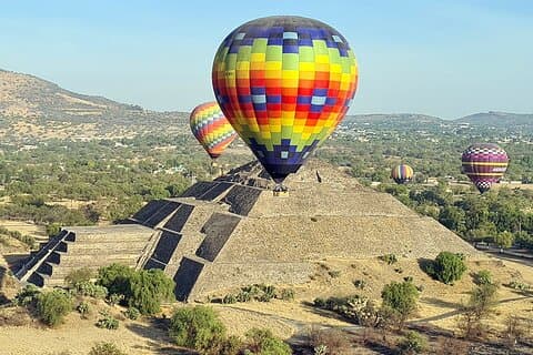 Balloon flight + Transportation from CDMX and cave breakfast.