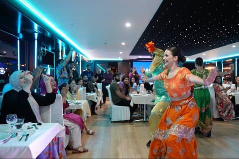 Bosporus-dinercruise in Istanboel: Turkse en Bollywood-avondshow