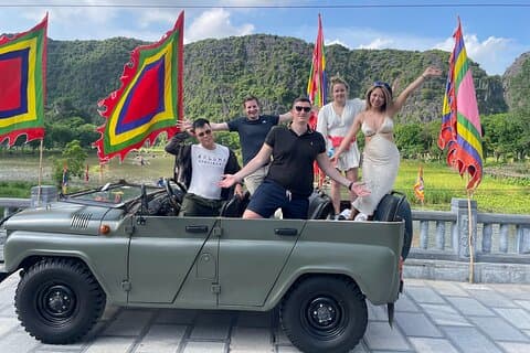 Ninh Binh Jeep Tour Start fra Hanoi med jeep og båd