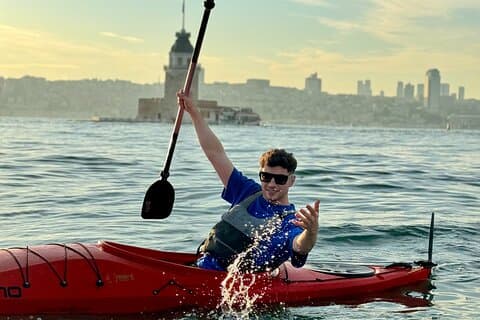 Excursão de canoa pela Torre da Donzela em Istambul saindo das águas