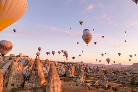 Luchtballonvaart bij zonsopgang in Goreme, Cappadocië