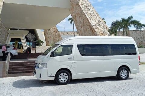 Transporte privado de ida e volta no Aeroporto de Cancún para até 10 pessoas