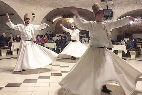 Traditionelle Tanzshow der drehenden Derwische in Kappadokien