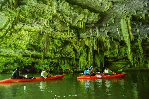 Experiencia de kayak en la cueva marina ecológica de Krabi Bor Thor