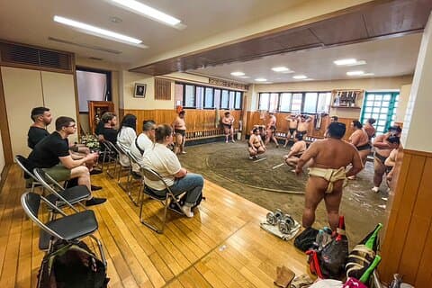 Tokyo Sumo Ochtend Oefentour met Zitting aan de Ringzijde + Fotoshoot