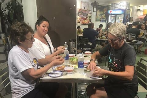 地元の専門家によるフエストリートフードガイドツアー