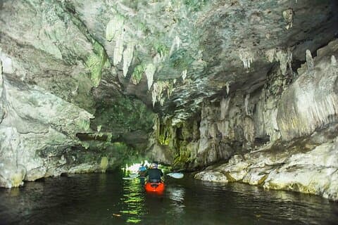 Avventura in kayak di un'intera giornata nella grotta marina di Bor Thor da Krabi