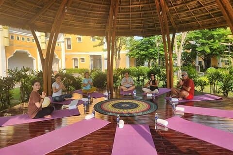 Tidlig morgen yoga klasse fra 7:00 til 8:00