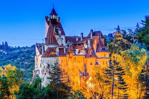 Tour privato di Bucarest al Castello di Bran, al Castello di Peles, alla città di Brasov