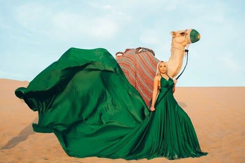 Dress Shoots Dubai – Flygande klänning Fotografering