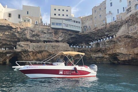 ポリニャーノ・ア・マーレの豪華な乗合ボートツアー（地元の食前酒付き）